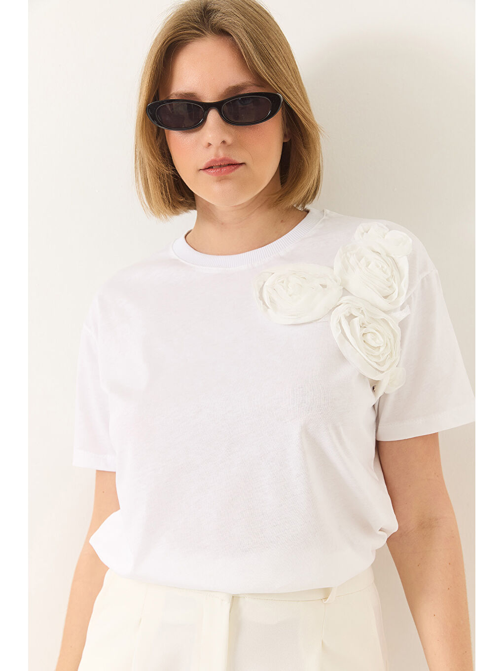 Beyaz Kadın Çiçek Aksesuarlı Regular Bisiklet Yaka T-Shirt-4