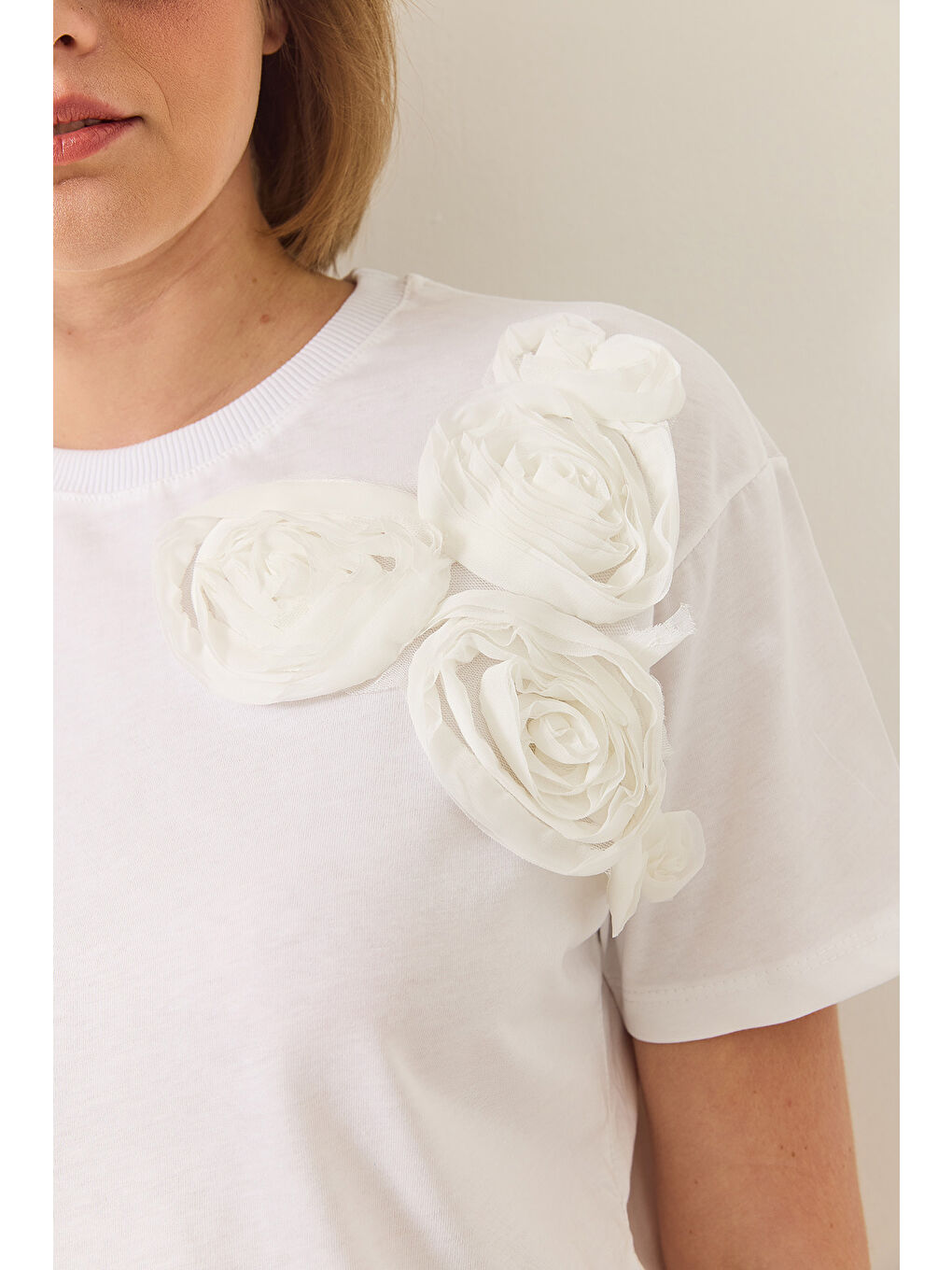 Beyaz Kadın Çiçek Aksesuarlı Regular Bisiklet Yaka T-Shirt-5