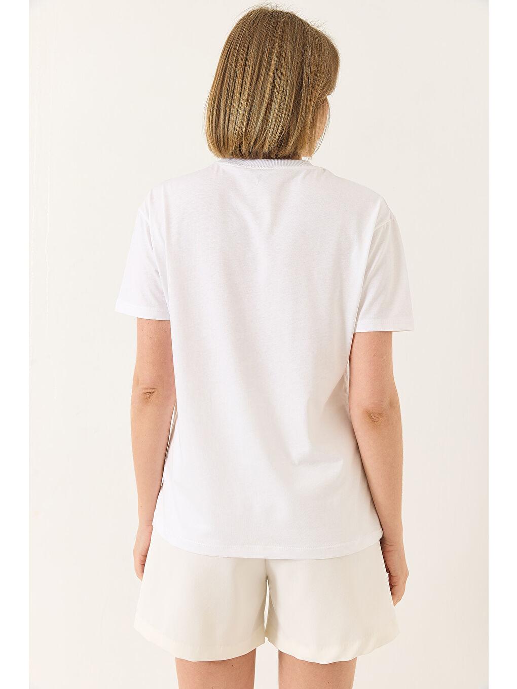 Beyaz Kadın Çiçek Aksesuarlı Regular Bisiklet Yaka T-Shirt-6