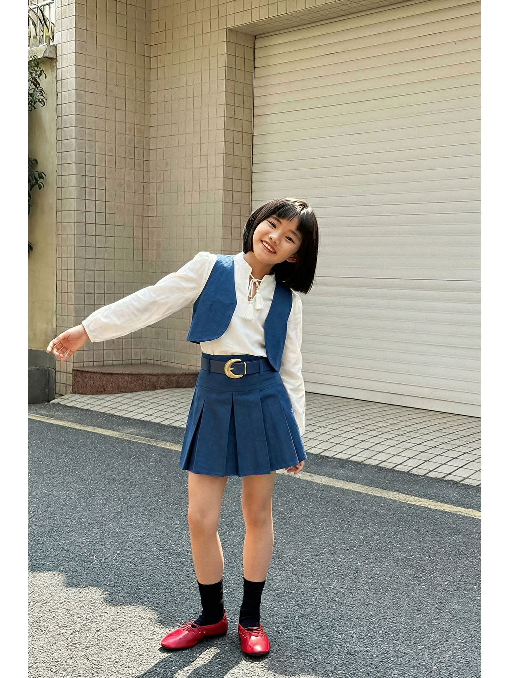 Beyaz Kız Çocuk Pamuklu Lacivert Yelekli Pileli Etek Takım – Uzun Kollu Bluz Dahil 3'Lü