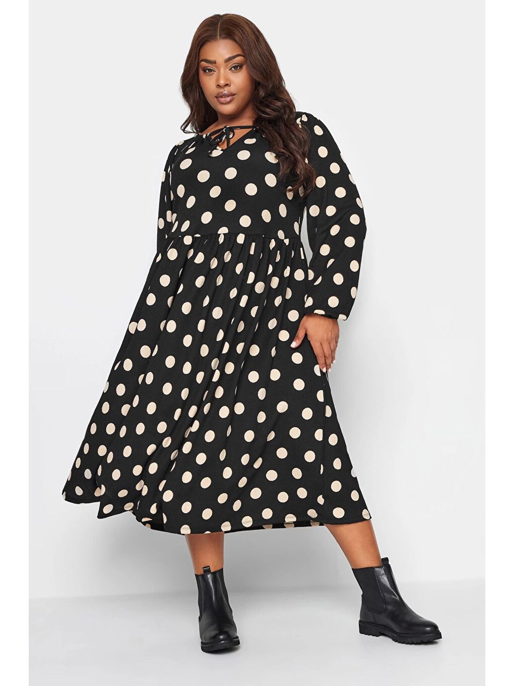 Siyah Büyük Beden Önü Bağlamalı Puantiye Desenli Uzun Kollu Midi Elbise 137626