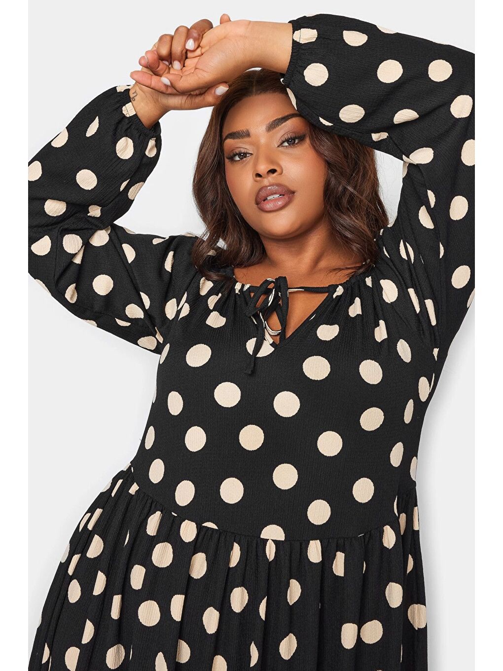 Siyah Büyük Beden Önü Bağlamalı Puantiye Desenli Uzun Kollu Midi Elbise 137626-1