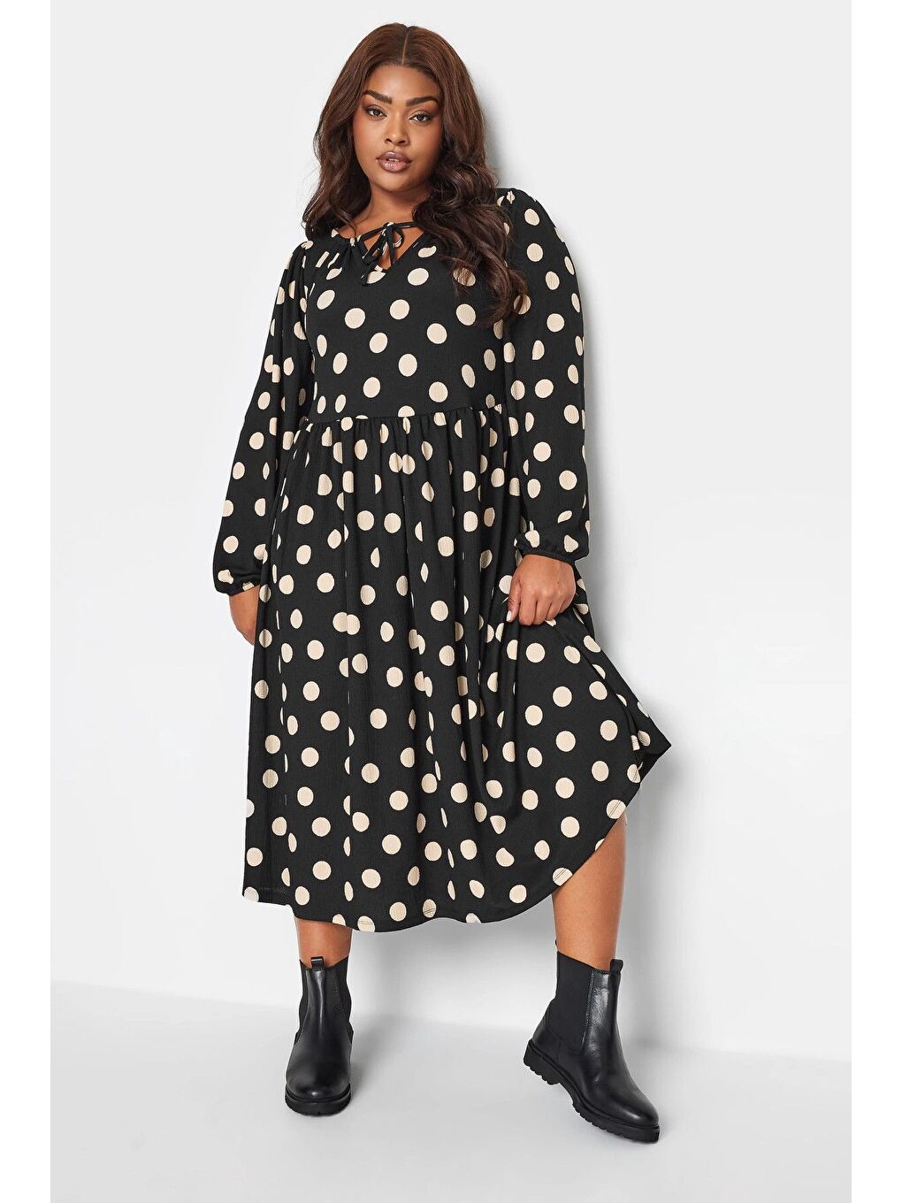 Siyah Büyük Beden Önü Bağlamalı Puantiye Desenli Uzun Kollu Midi Elbise 137626-3