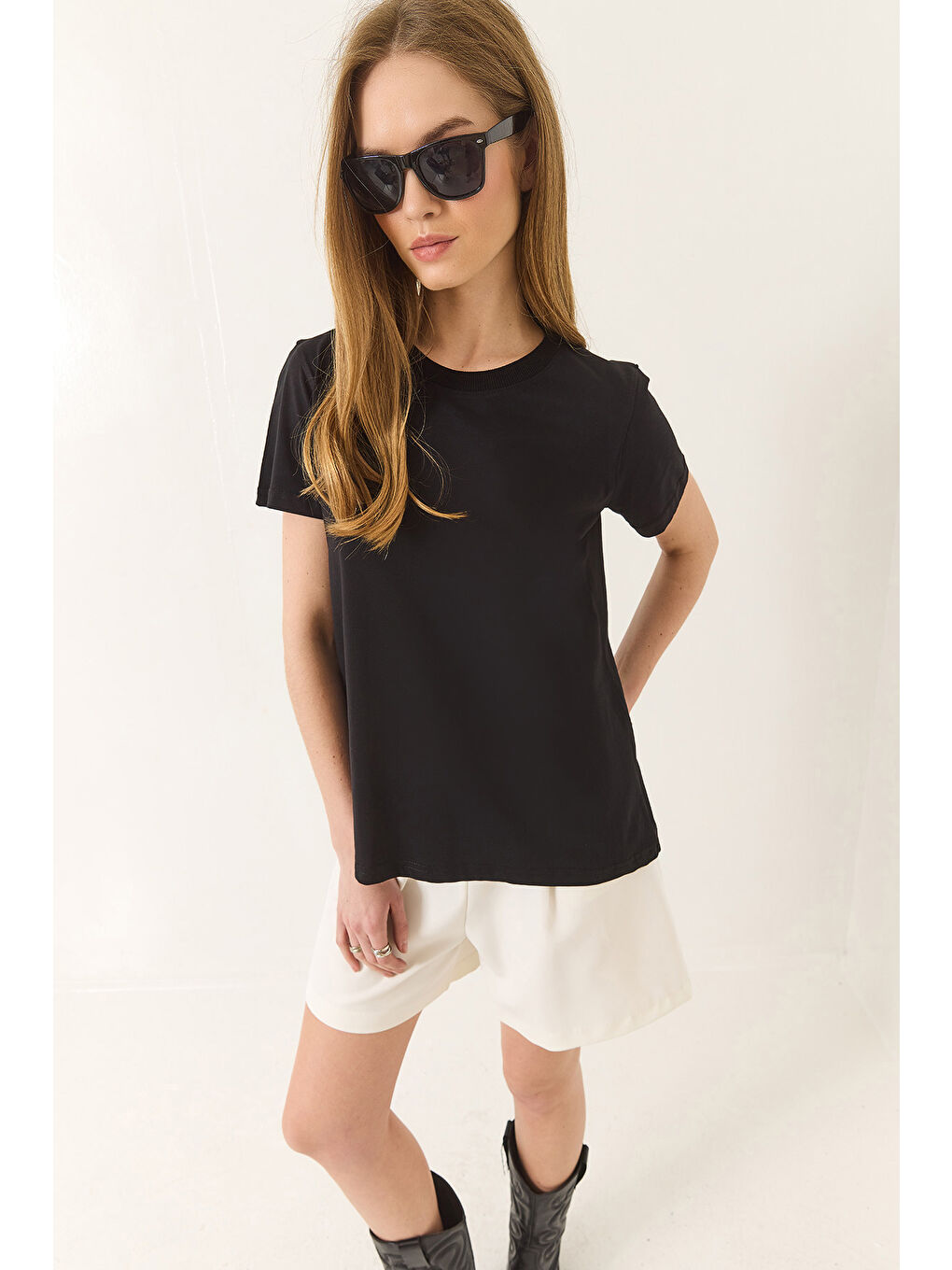 Siyah Kadın % Organik Pamuklu Comfort Fit Arkası Uzun Basic T-shirt