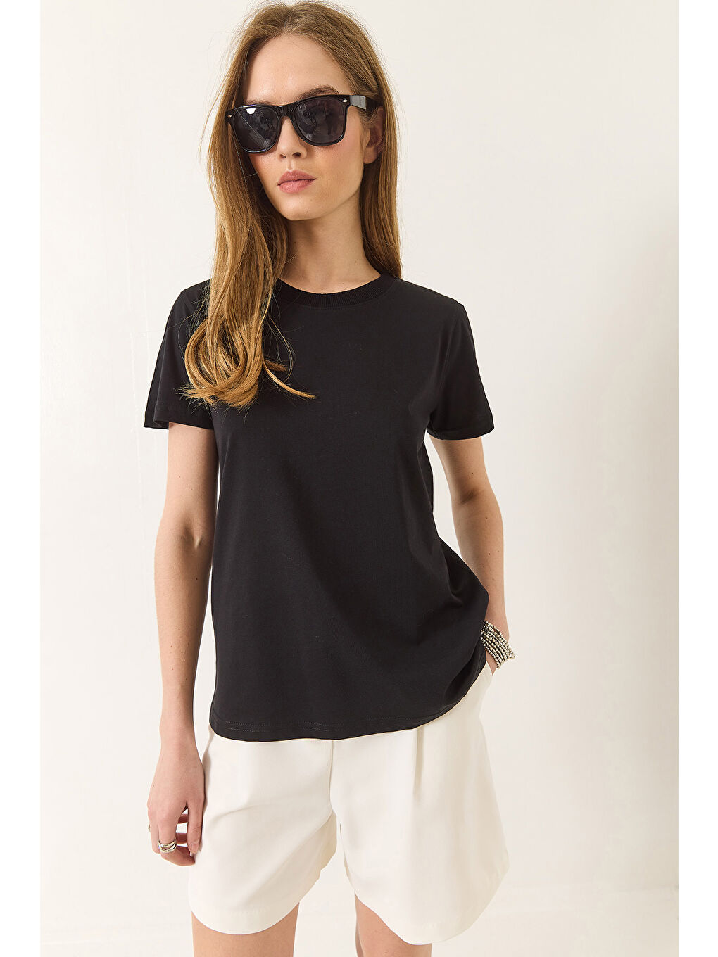 Siyah Kadın % Organik Pamuklu Comfort Fit Arkası Uzun Basic T-shirt-1