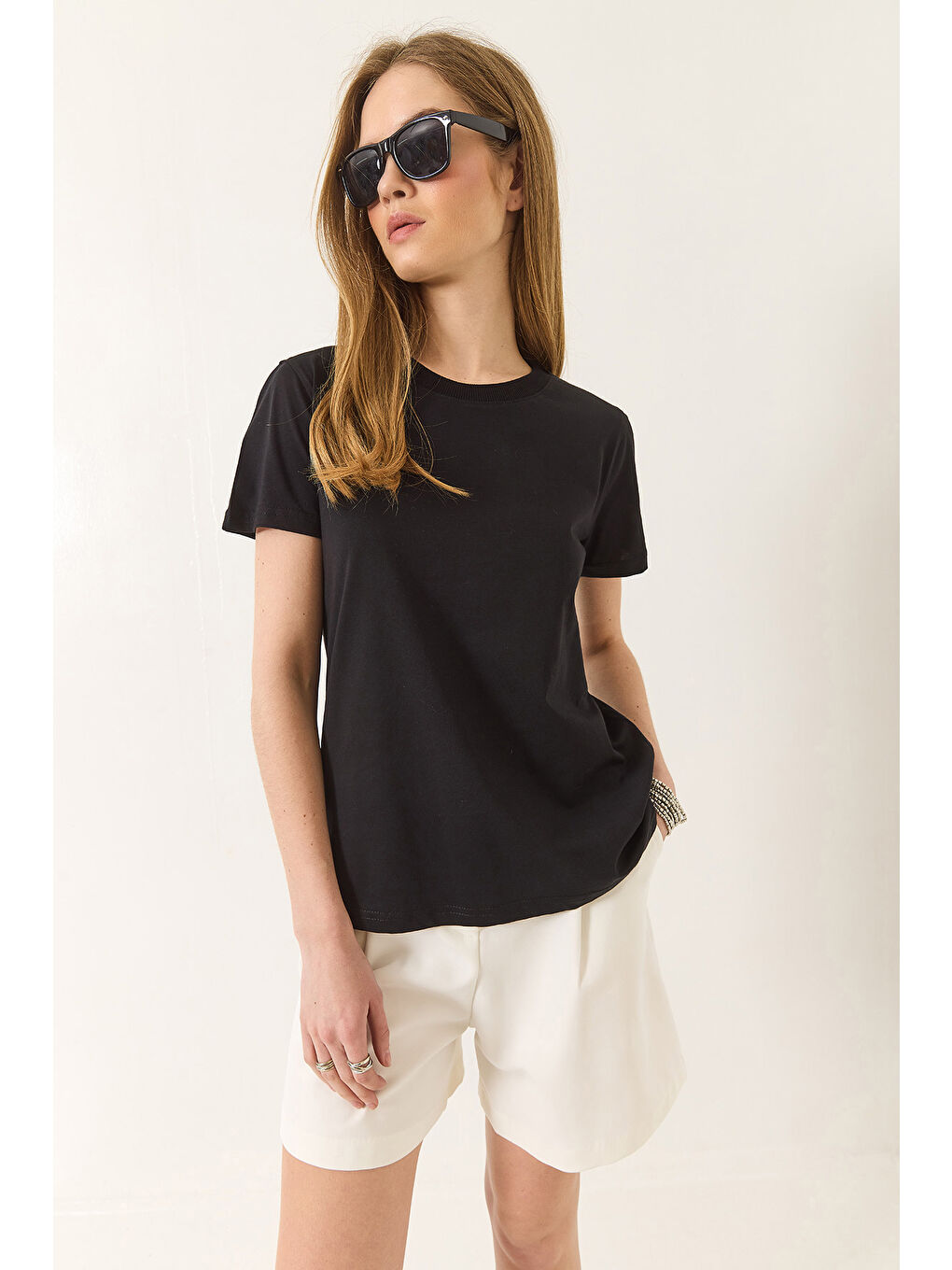 Siyah Kadın % Organik Pamuklu Comfort Fit Arkası Uzun Basic T-shirt-2