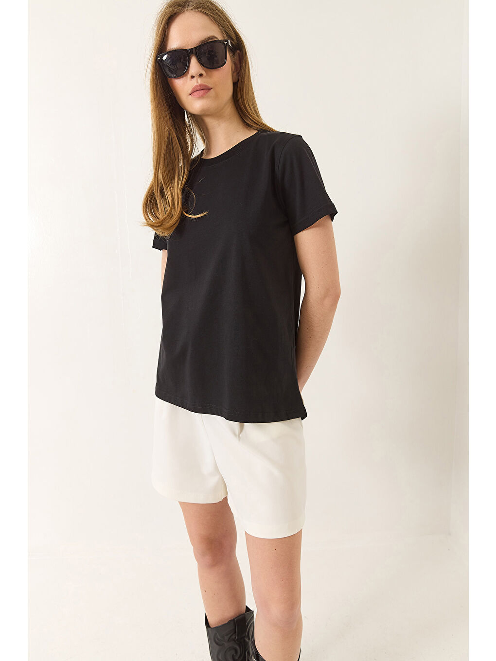 Siyah Kadın % Organik Pamuklu Comfort Fit Arkası Uzun Basic T-shirt-3