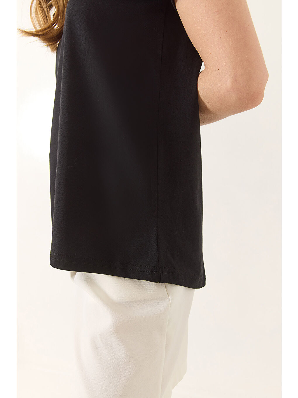 Siyah Kadın % Organik Pamuklu Comfort Fit Arkası Uzun Basic T-shirt-4