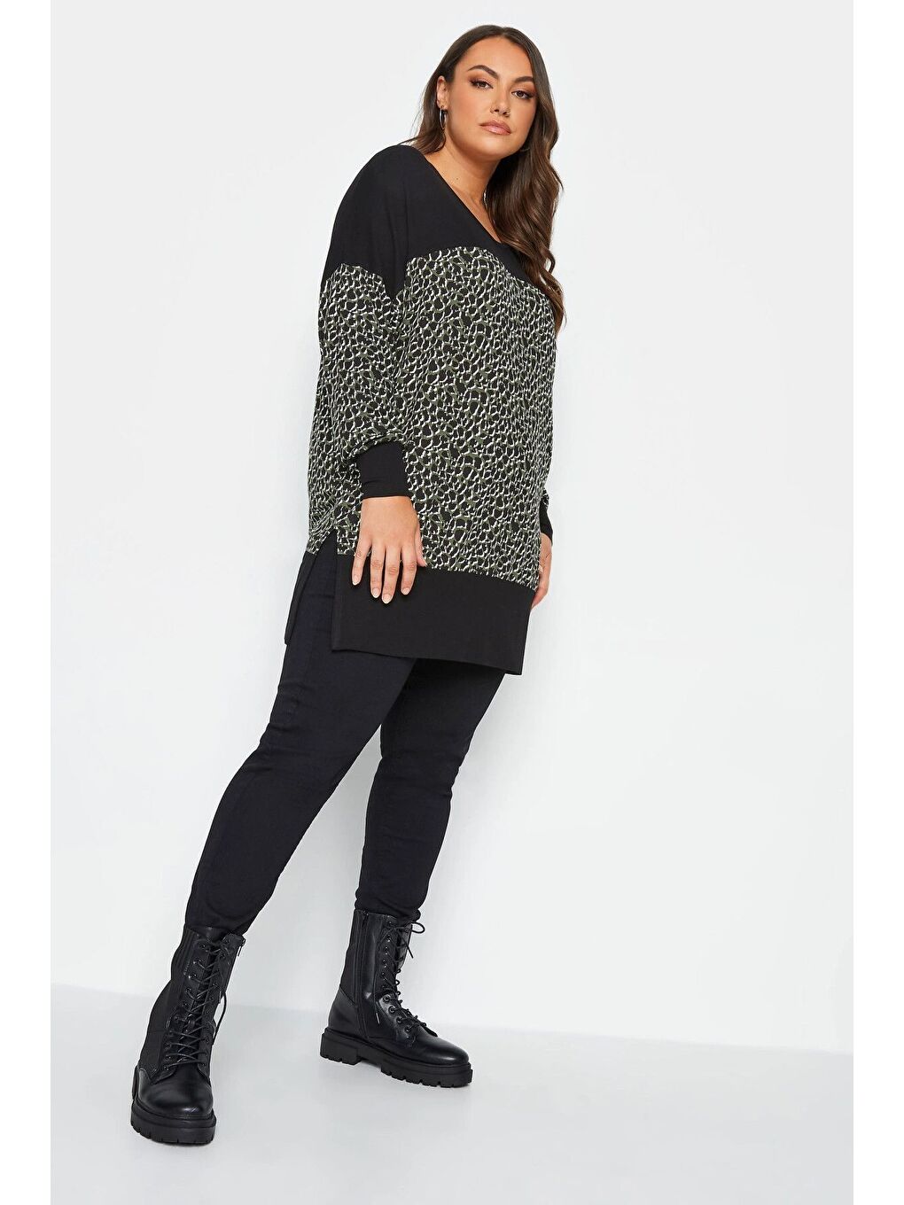 Siyah Büyük Beden Leopar Desenli Esnek Kumaş Uzun Kollu Uzun Kesim Bluz 302498-1