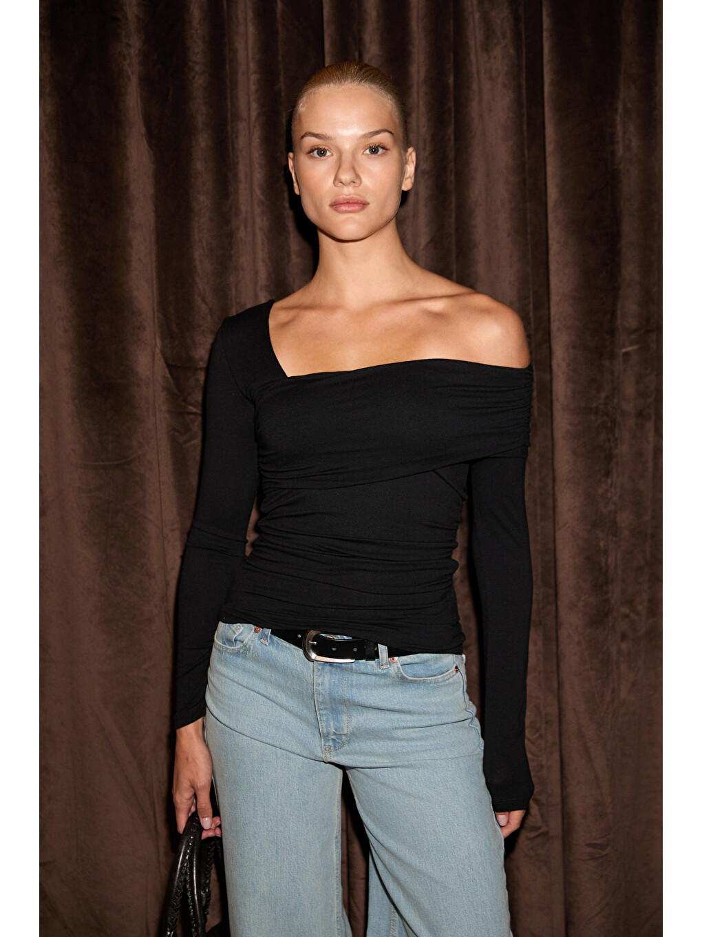 Siyah VELMEA Kadın Asimetrik Yaka Omuz Detaylı Slim Fit SİYAH Bluz-3