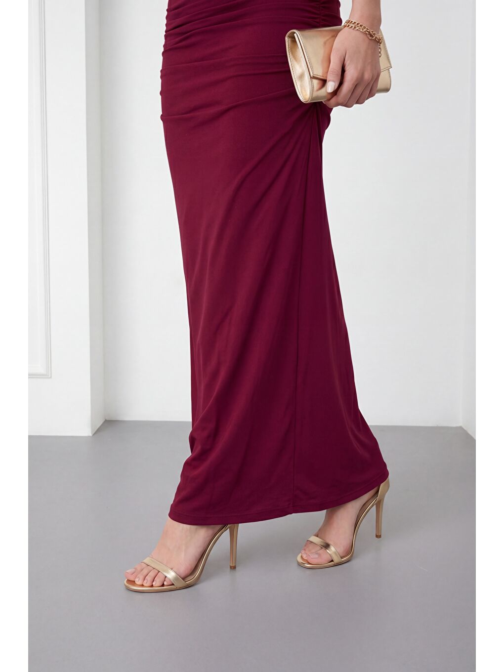 Kadın Bordo Kayık Yaka Gold Aksesuar Detay Maxi Davet Elbisesi-3