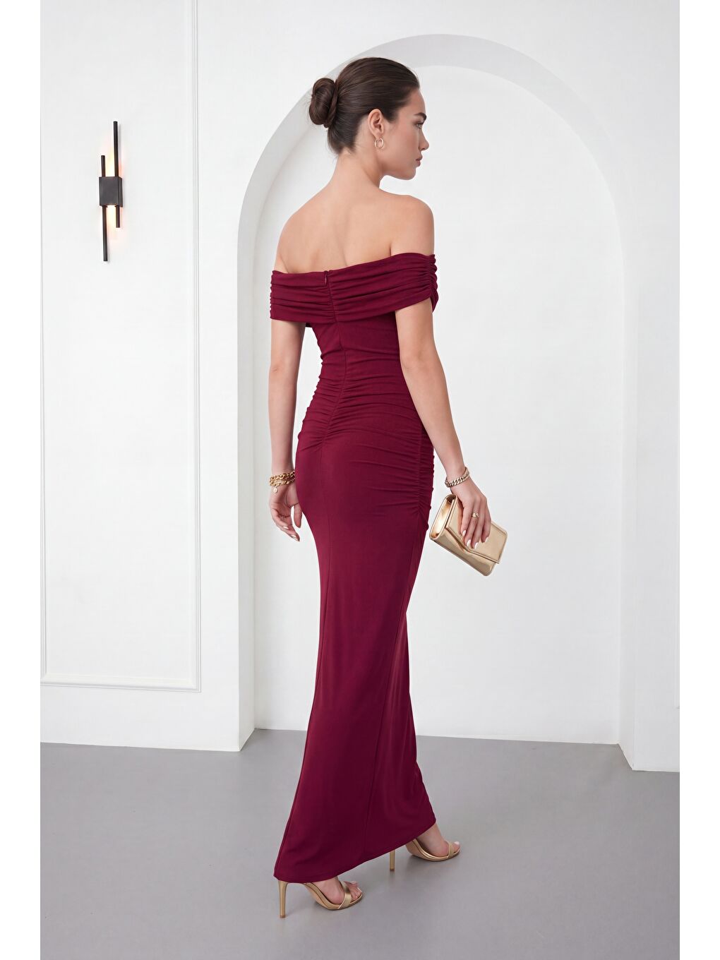 Kadın Bordo Kayık Yaka Gold Aksesuar Detay Maxi Davet Elbisesi-5
