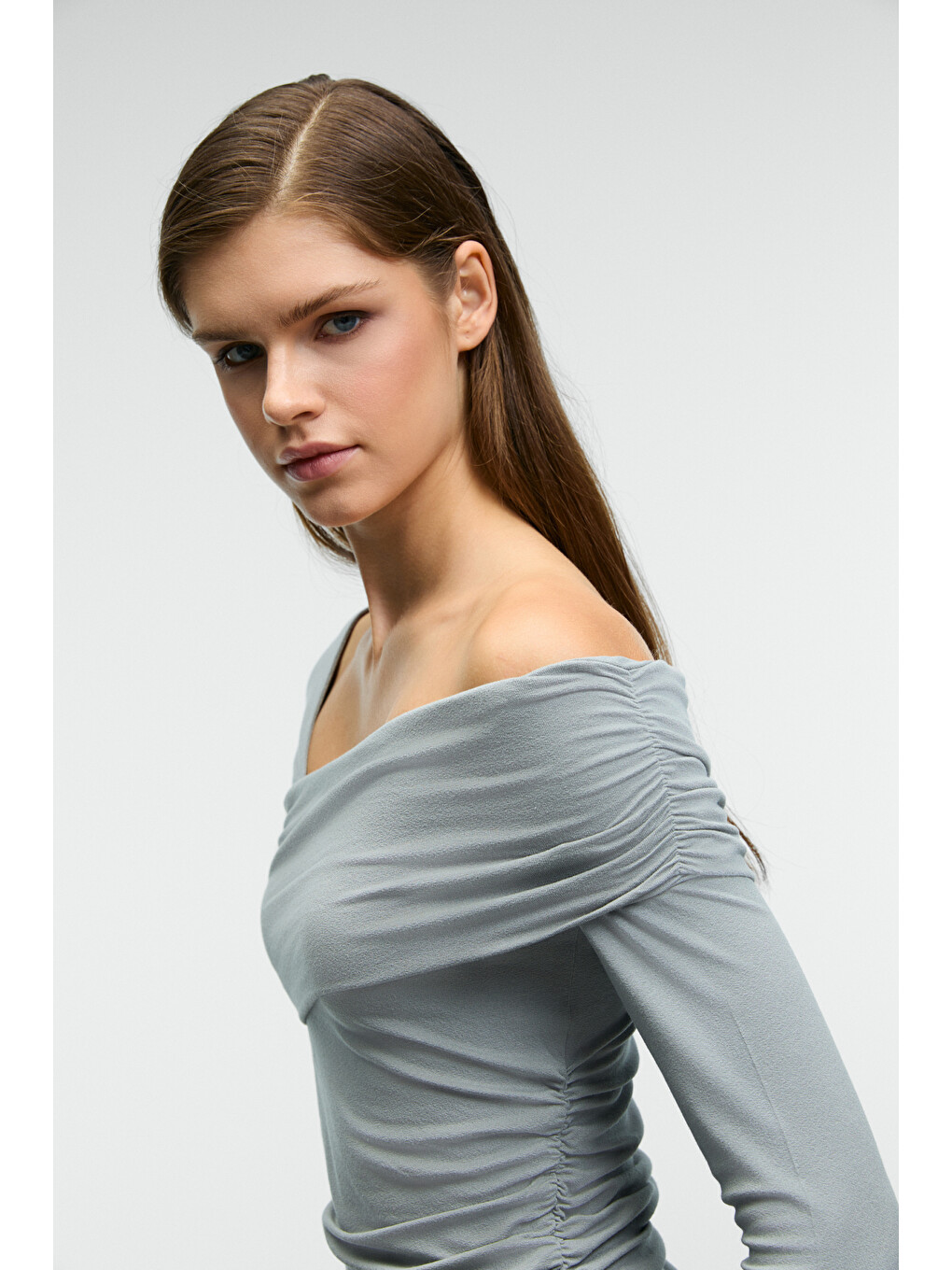 Gri VELMEA Kadın Asimetrik Yaka Omuz Detaylı Slim Fit AÇIK GRİ Bluz-3