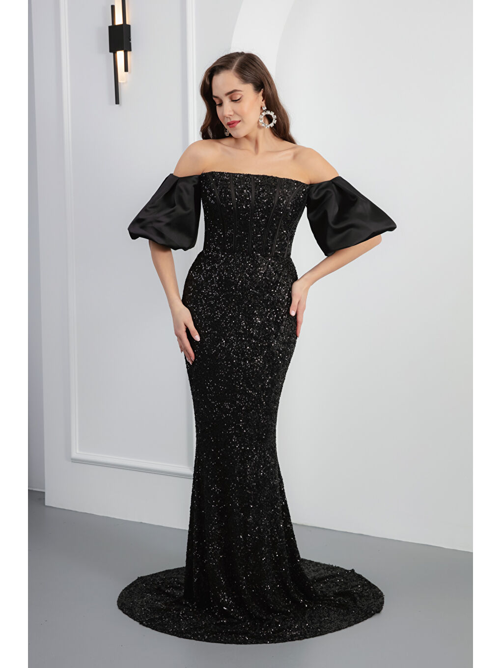 Kadın Siyah Straplez Kol Aksesuarlı Uzun Pul Payet Balık Abiye Elbise