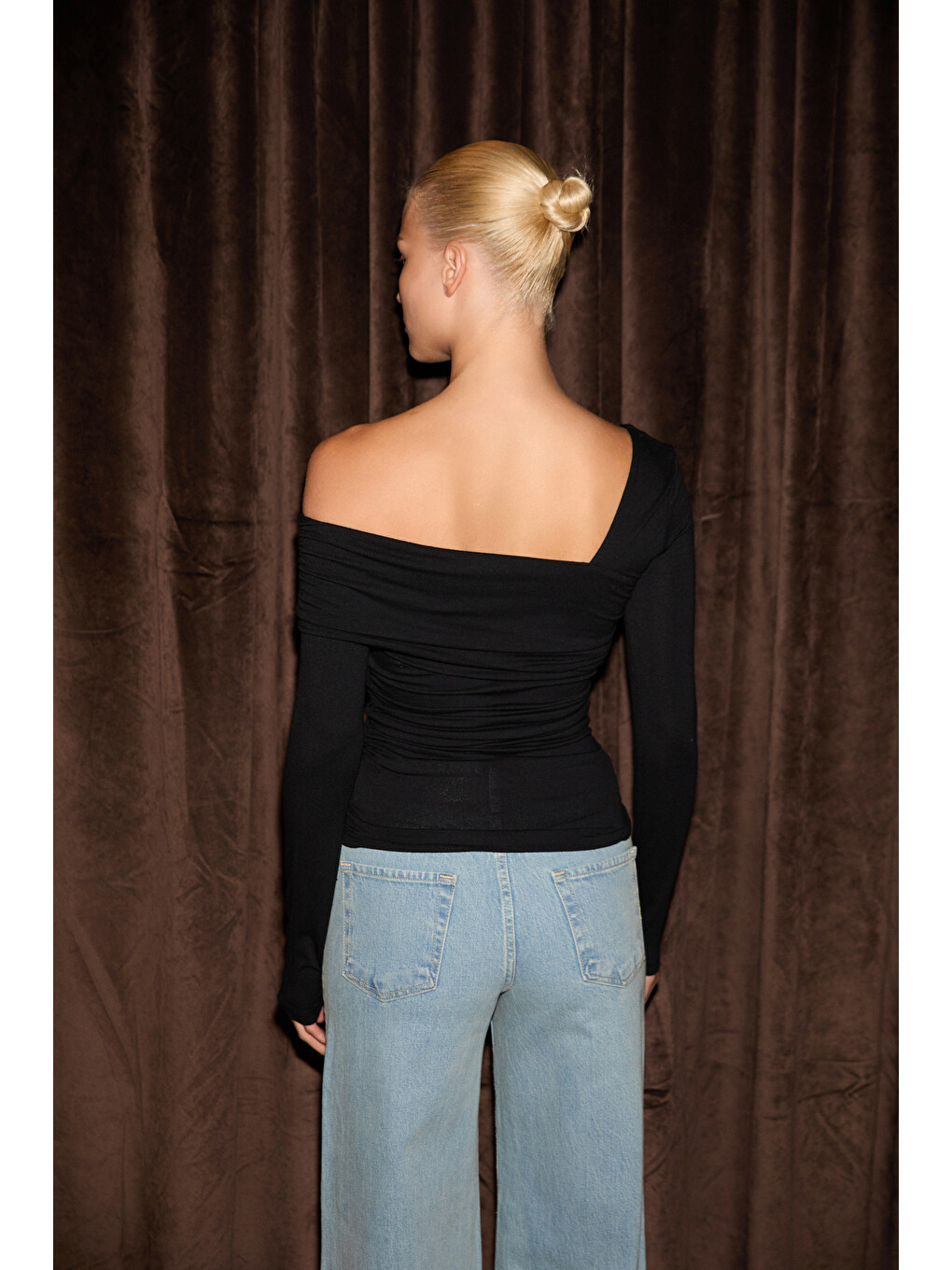 Siyah VELMEA Kadın Asimetrik Yaka Omuz Detaylı Slim Fit SİYAH Bluz-4