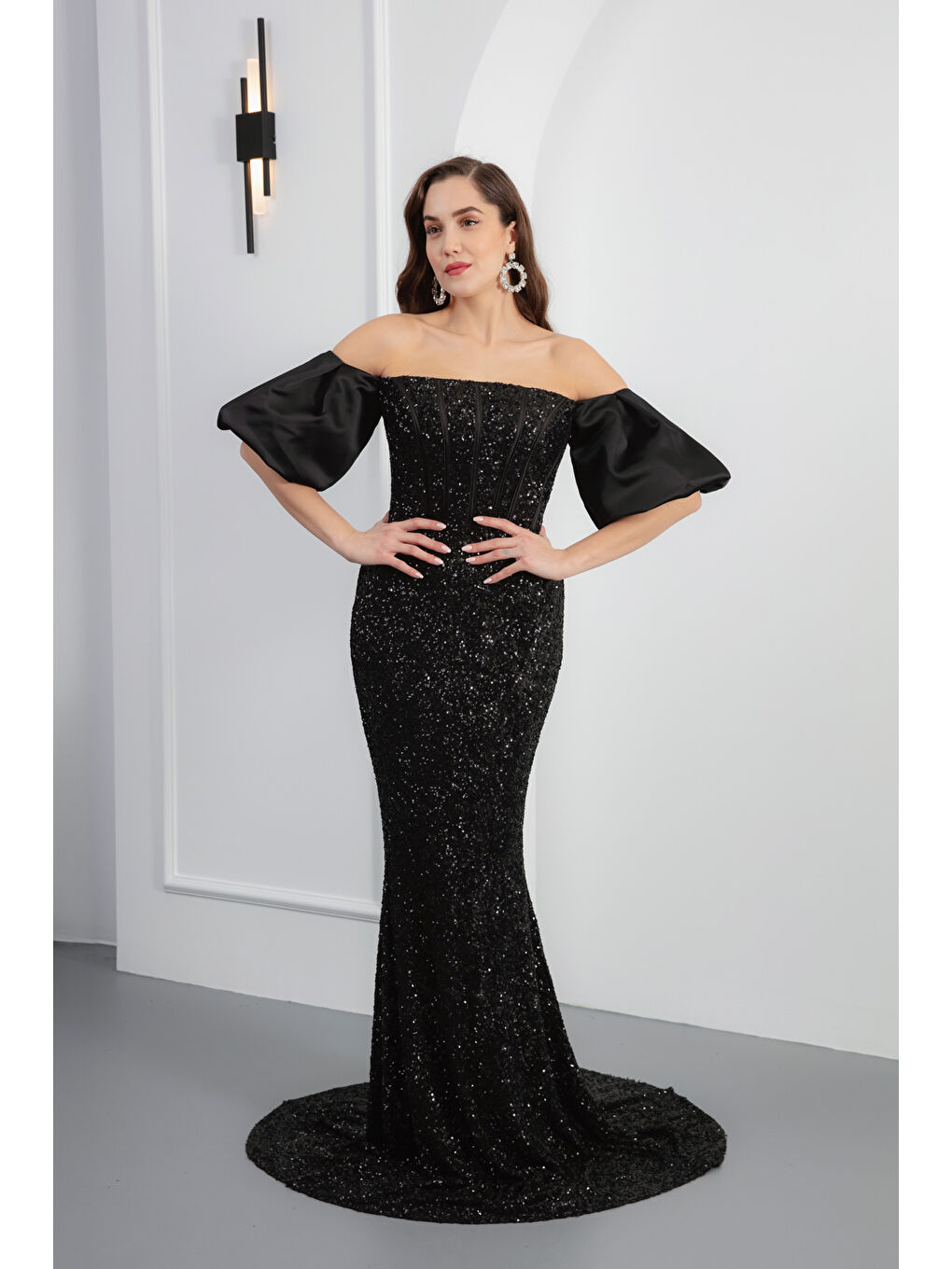 Kadın Siyah Straplez Kol Aksesuarlı Uzun Pul Payet Balık Abiye Elbise-1