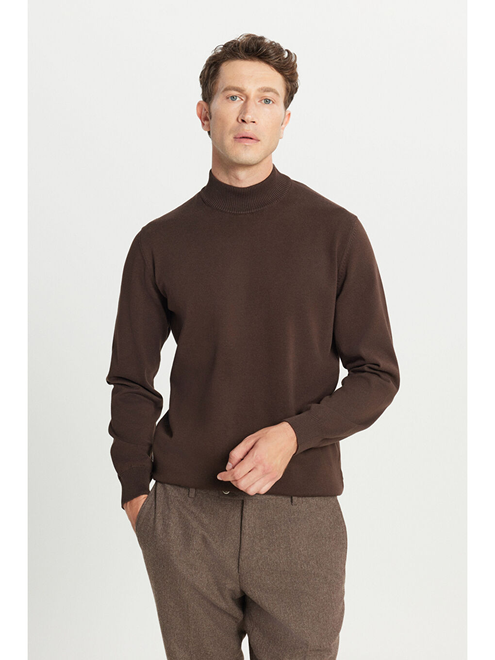 Erkek Kahverengi Pamuklu Standart Fit Normal Kesim Yarım Balıkçı Yaka Triko Kazak