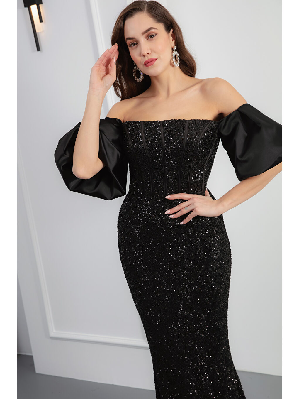Kadın Siyah Straplez Kol Aksesuarlı Uzun Pul Payet Balık Abiye Elbise-2