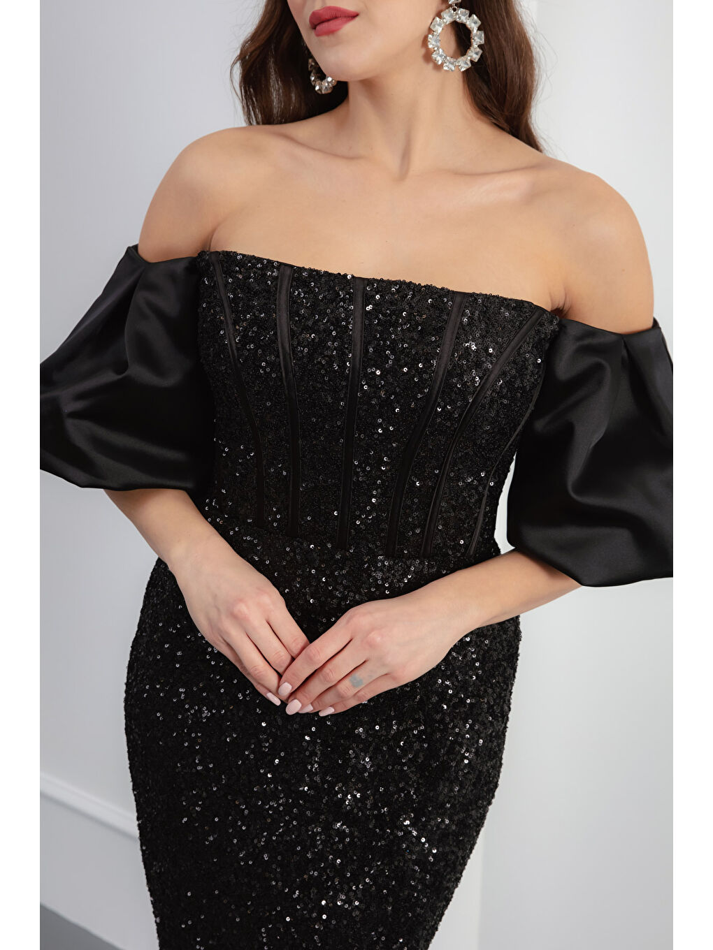 Kadın Siyah Straplez Kol Aksesuarlı Uzun Pul Payet Balık Abiye Elbise-3