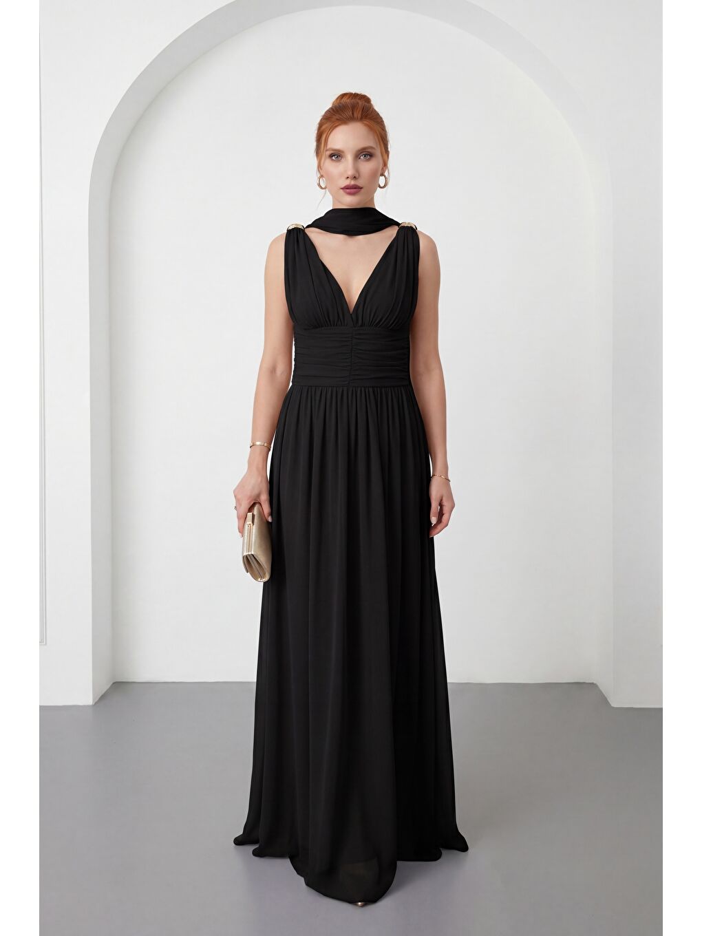 Kadın Siyah V Yaka Gold Aksesuar Detaylı Uzun Şifon Davet Elbisesi-1