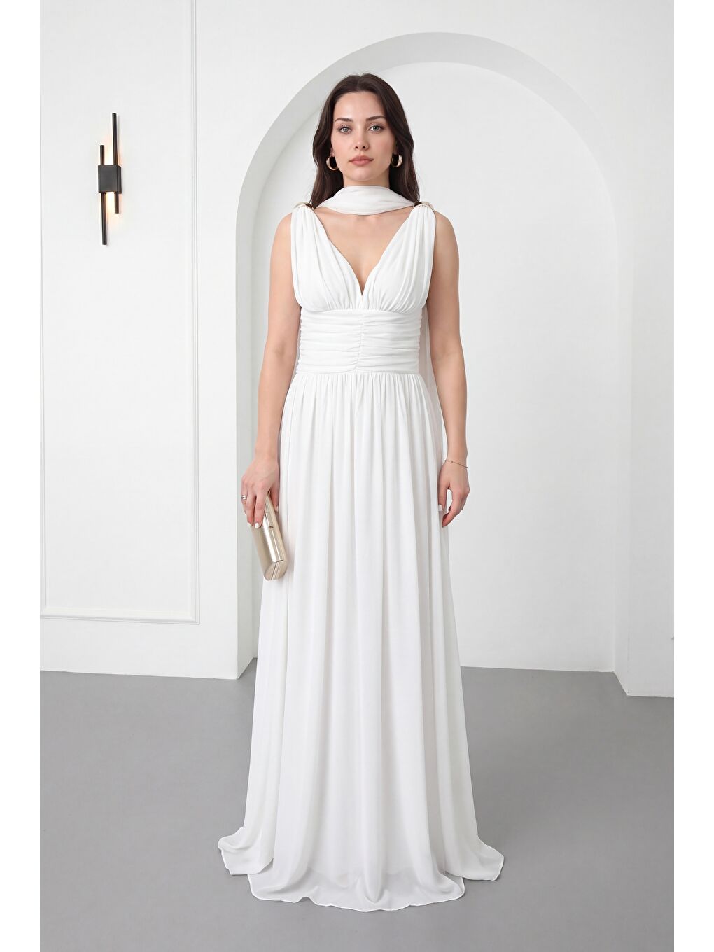 Kadın Beyaz V Yaka Gold Aksesuar Detaylı Uzun Şifon Davet Elbisesi-1