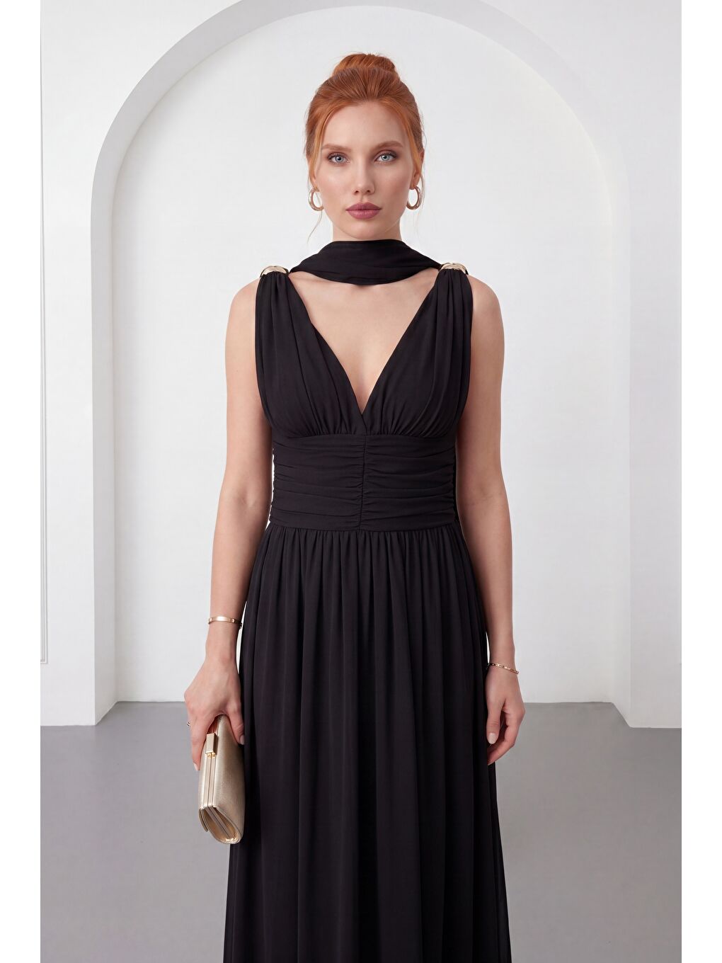 Kadın Siyah V Yaka Gold Aksesuar Detaylı Uzun Şifon Davet Elbisesi-2
