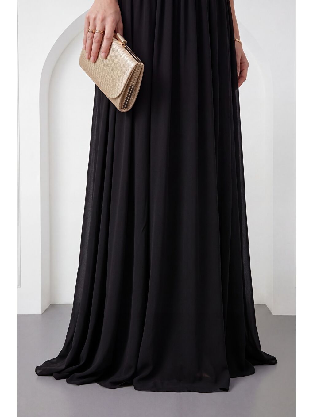 Kadın Siyah V Yaka Gold Aksesuar Detaylı Uzun Şifon Davet Elbisesi-3