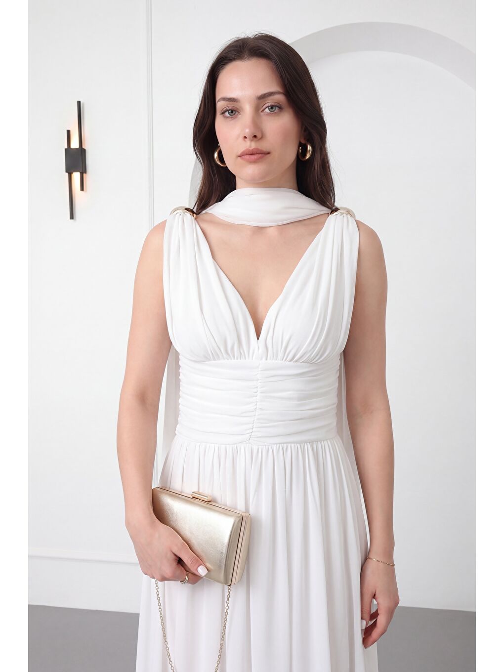 Kadın Beyaz V Yaka Gold Aksesuar Detaylı Uzun Şifon Davet Elbisesi-2
