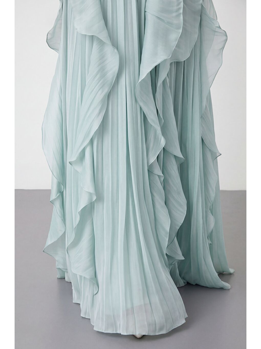 Kadın Mint Yeşili Hakim Yaka Volanlı Uzun Kol Davet Elbisesi-3