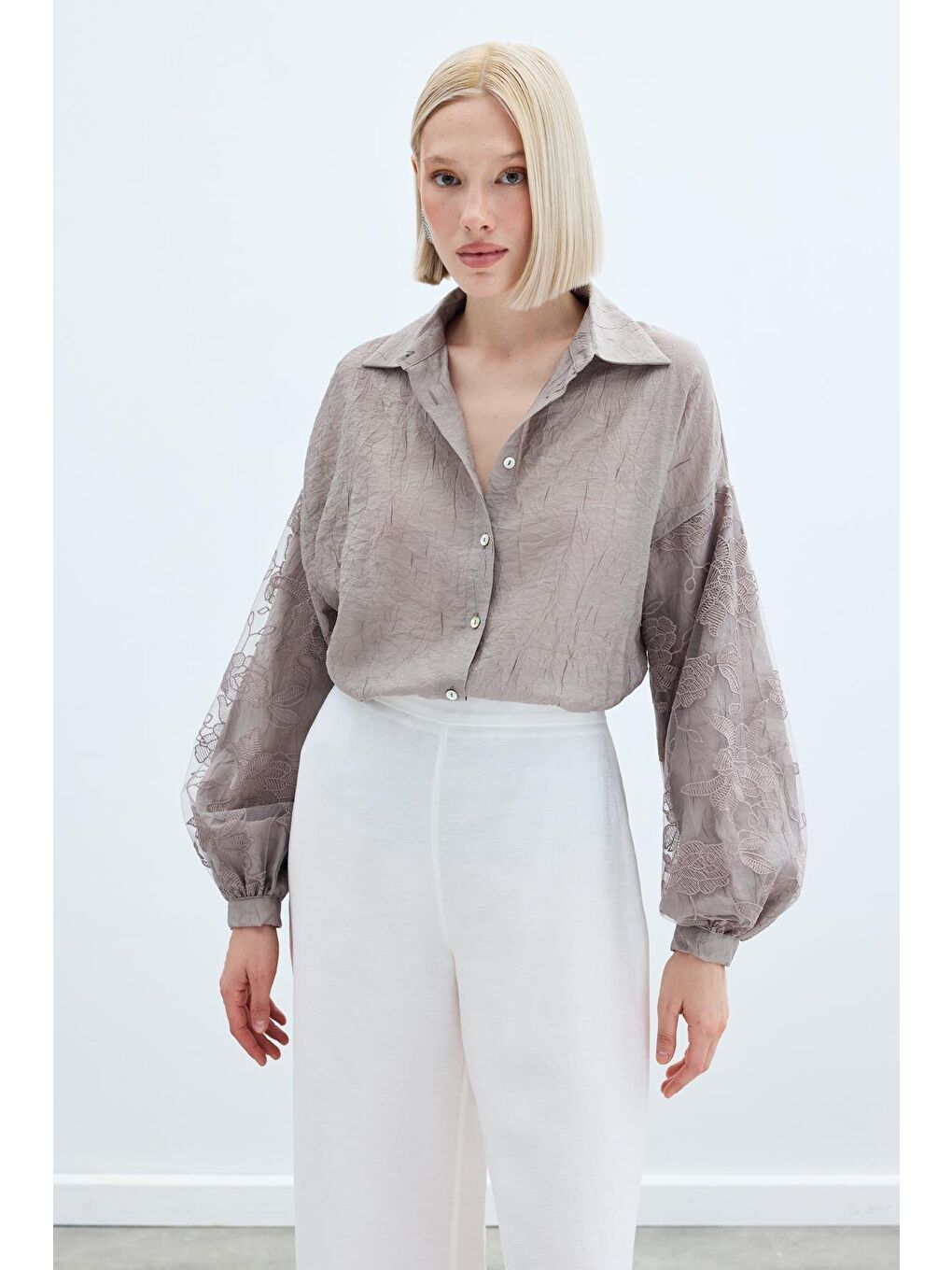 Bej Nakış Detaylı Kraşlı Gömlek - Vizon