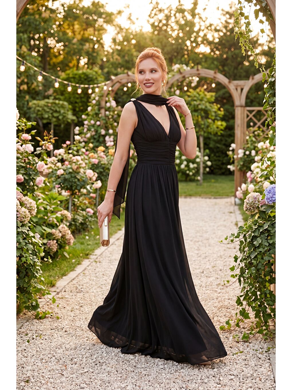 Kadın Siyah V Yaka Gold Aksesuar Detaylı Uzun Şifon Davet Elbisesi-4