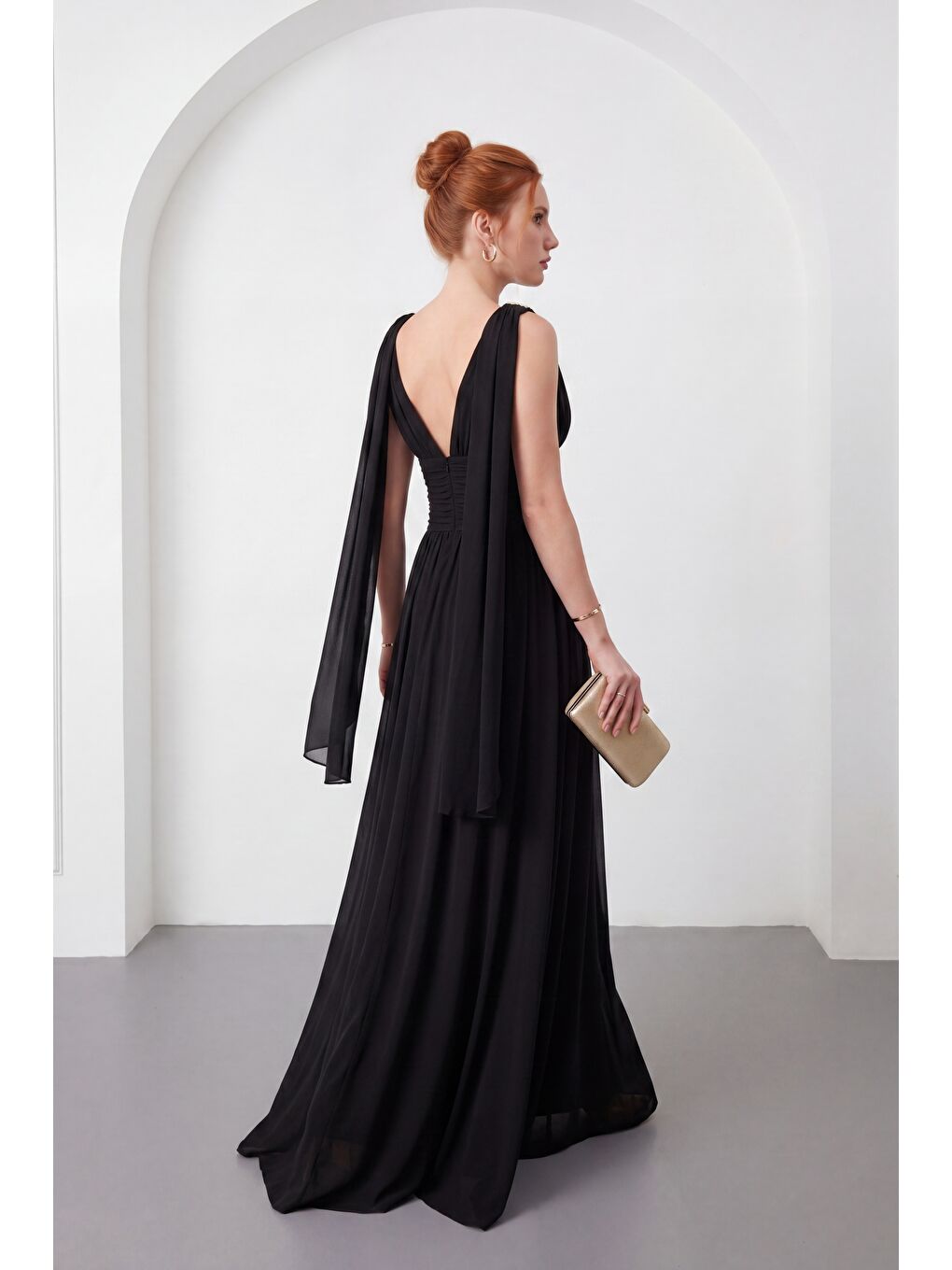 Kadın Siyah V Yaka Gold Aksesuar Detaylı Uzun Şifon Davet Elbisesi-5