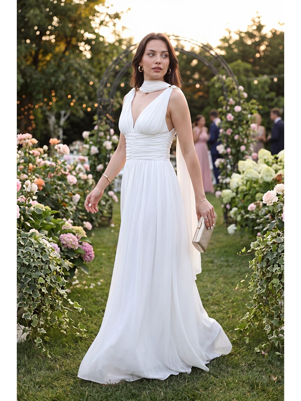 Kadın Beyaz V Yaka Gold Aksesuar Detaylı Uzun Şifon Davet Elbisesi-4