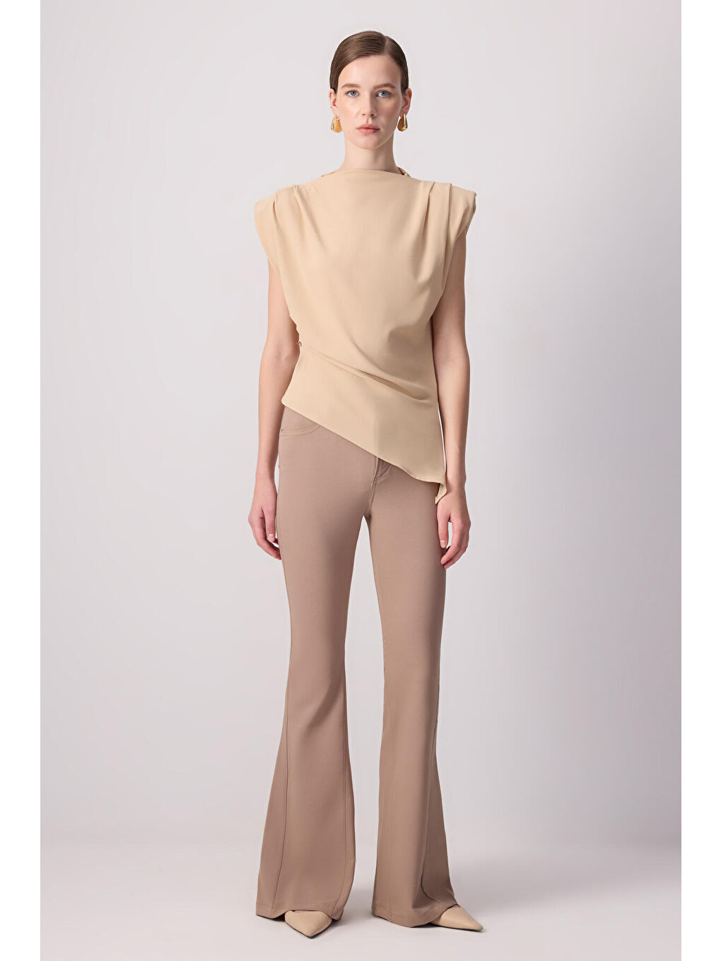 Bej Omuz Pile Detaylı Bluz