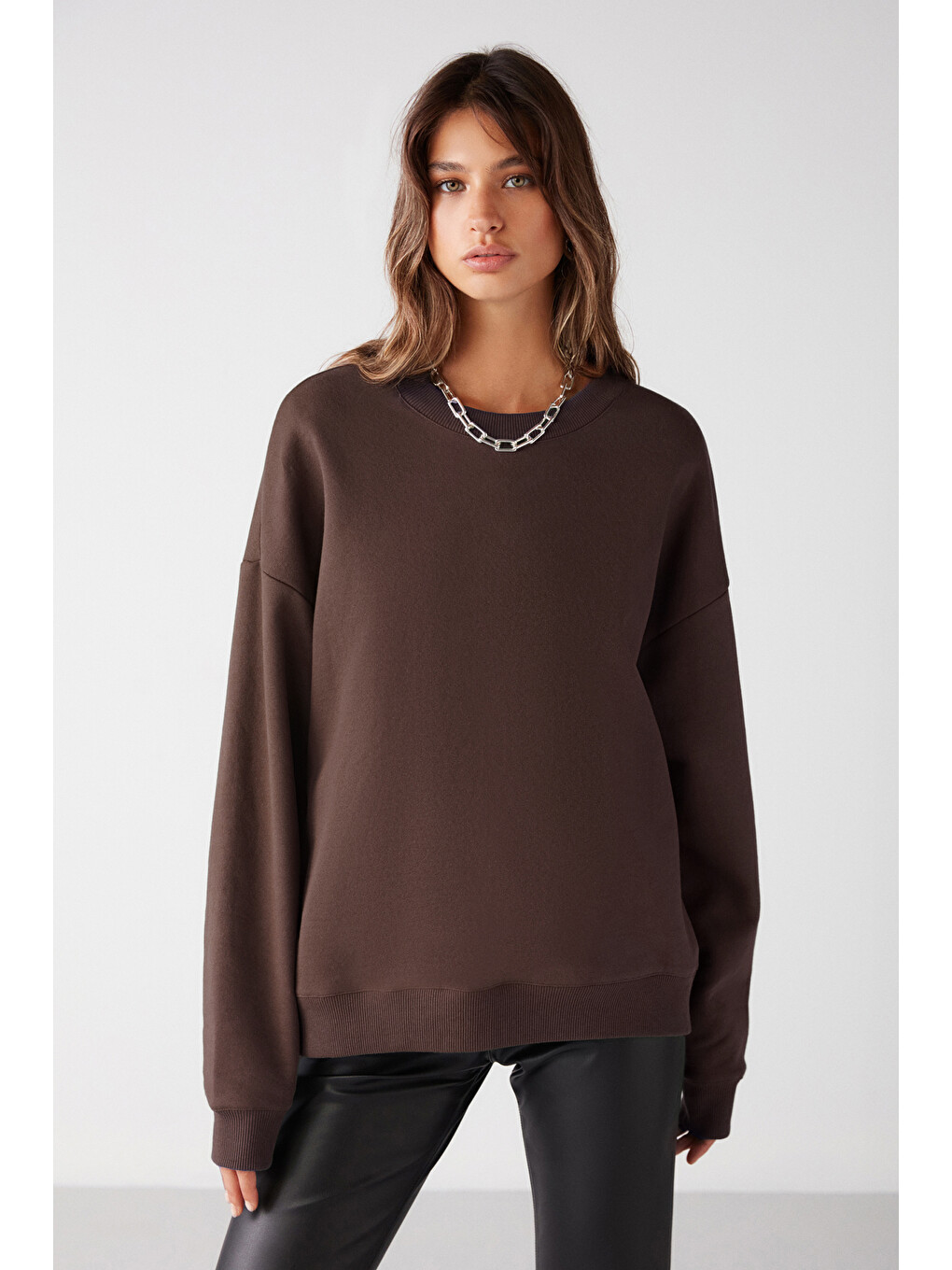 Vaneltına Kadın Organik Pamuklu Yumuşacık İçi Polarlı Yuvarlak Yakalı Kahverengi Sweatshirt-2