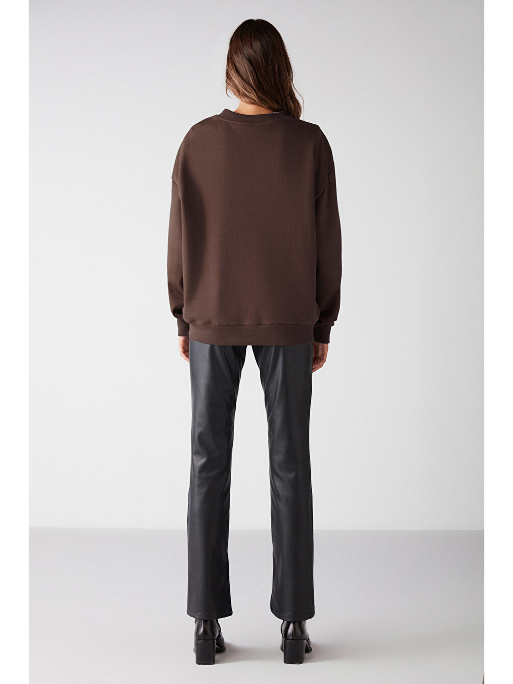 Vaneltına Kadın Organik Pamuklu Yumuşacık İçi Polarlı Yuvarlak Yakalı Kahverengi Sweatshirt-3