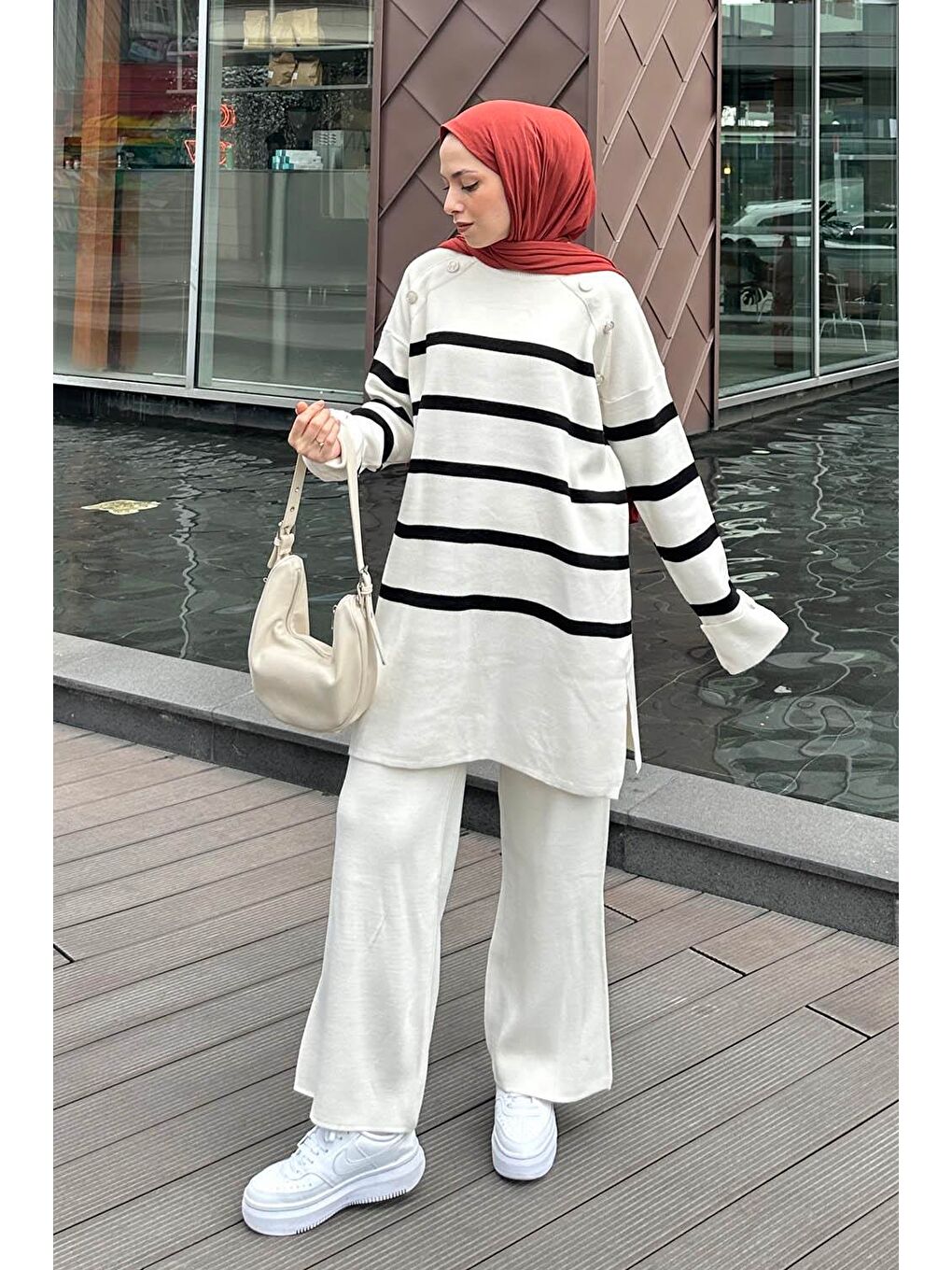 Omuz Ve Kol Düğme Detaylı Çizgili Triko Takım Ekru