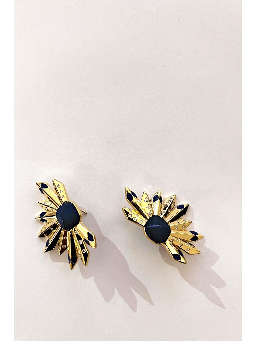 Siyah Gold Detaylı Yarım Mızrak Küpe-1