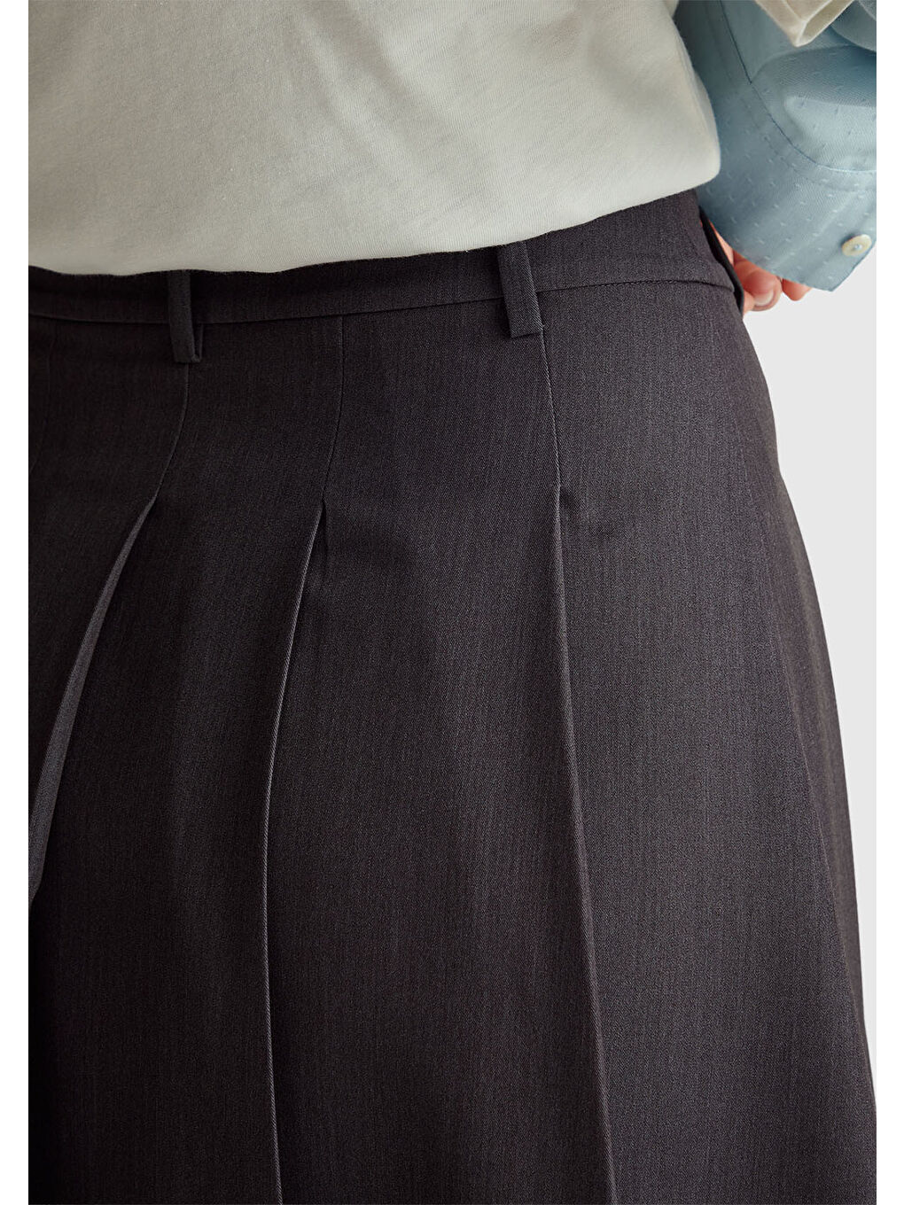 Kadın Antrasit Viskoz Karışımlı Pileli Diz Üstü Etek-5