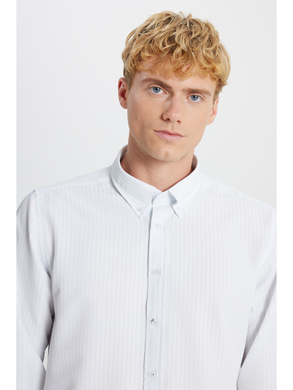 Erkek Beyaz Tailored Slim Fit Dar Kesim Düğmeli Yaka Gofre Desenli Gömlek-3