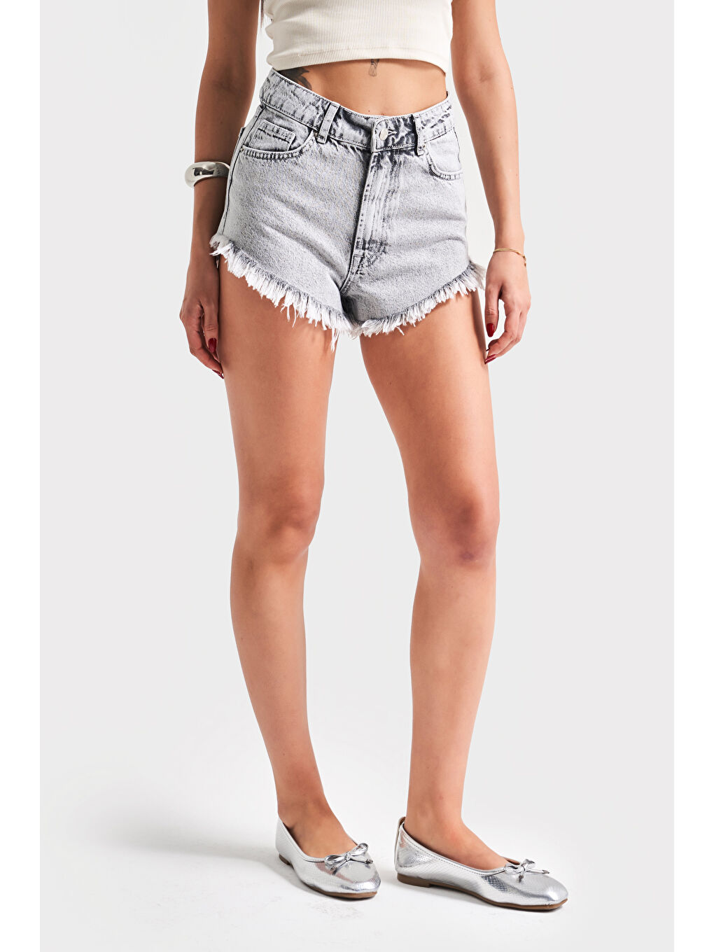 Kadın Gri Renk 3s5 12  100 Pamuk Süper Mini Püsküllü Paça Denim Şort-1