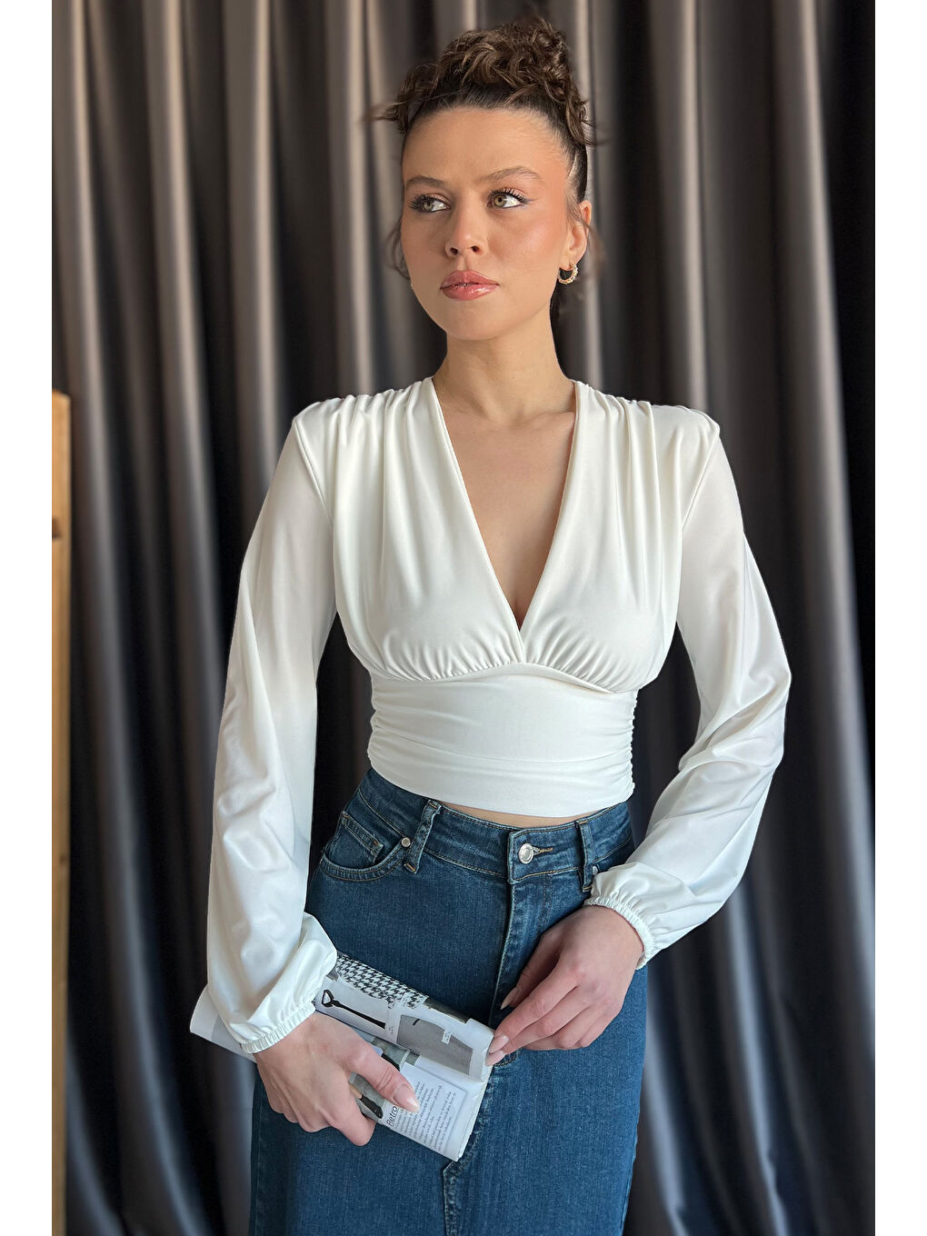 Ekru Kadın V Yaka Dekolteli Büzgü Detaylı Bluz-1