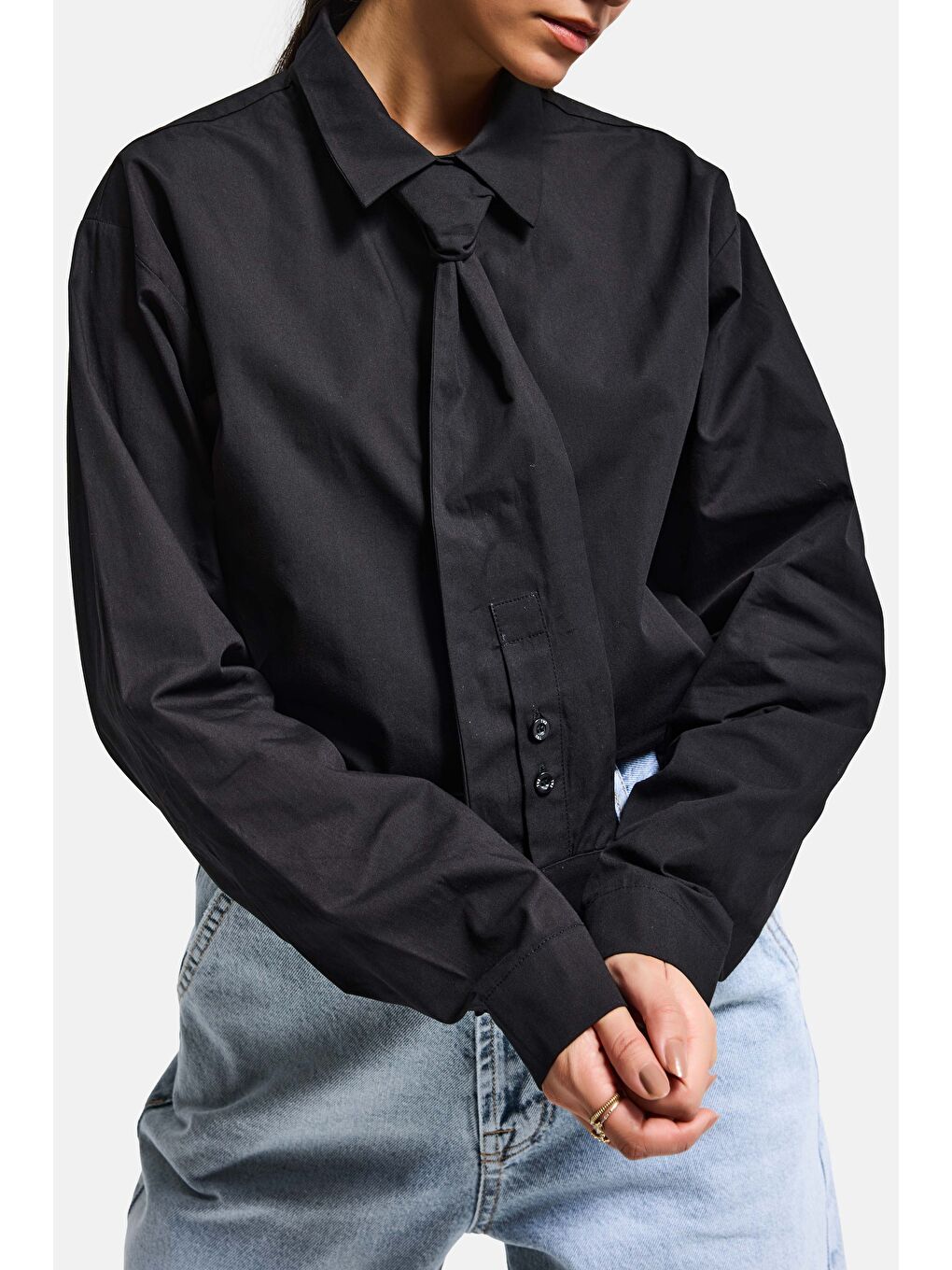 Kadın Siyah Oversize Kravat Detaylı Özel Tasarım Bol Kesim Gömlek-1