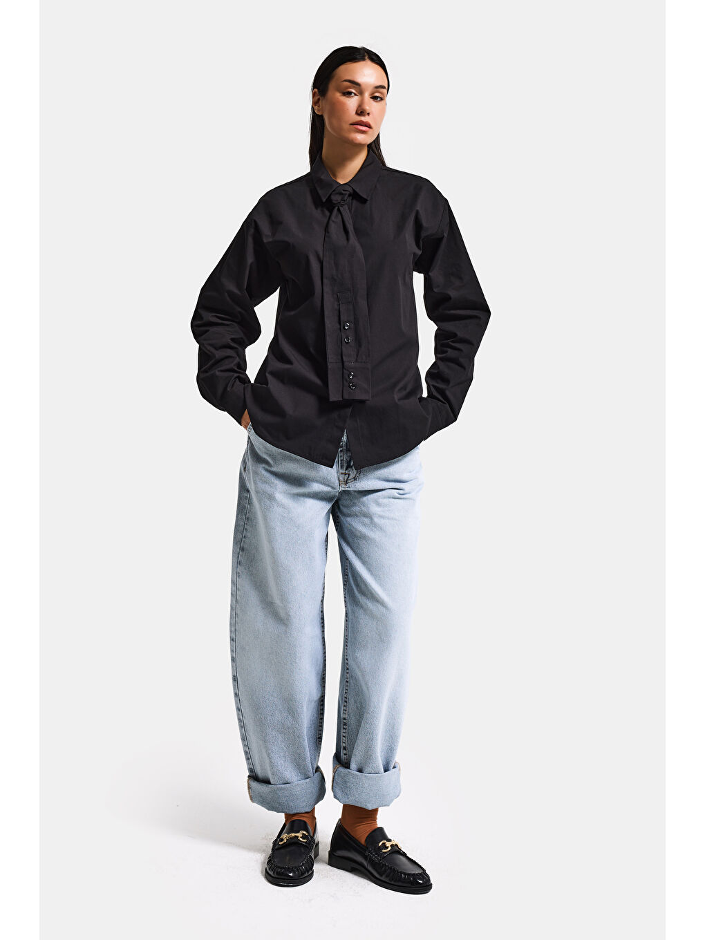 Kadın Siyah Oversize Kravat Detaylı Özel Tasarım Bol Kesim Gömlek-2