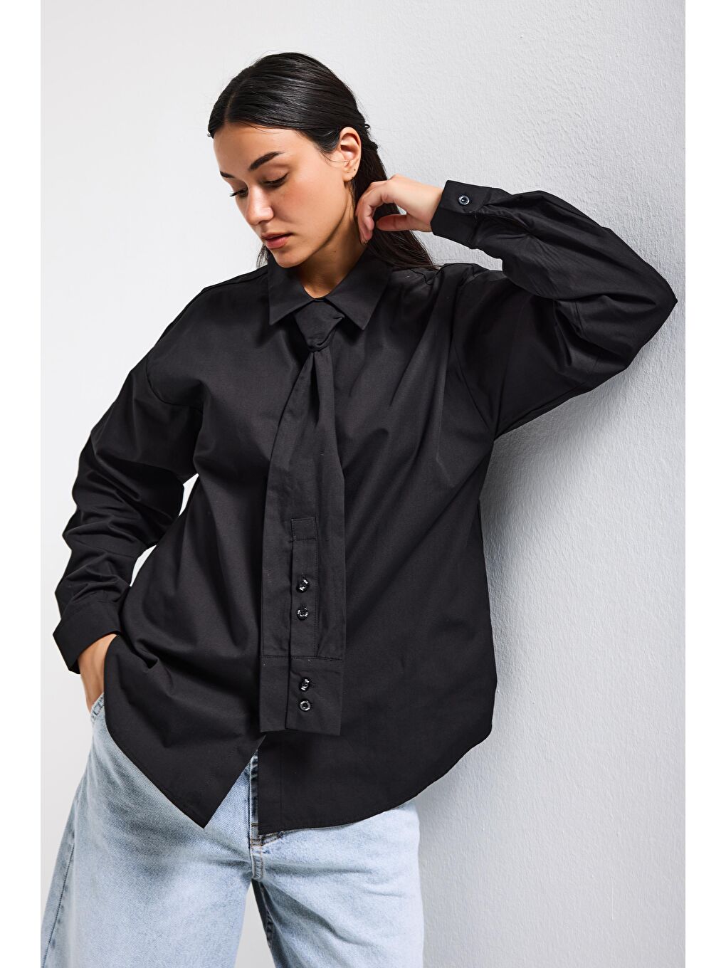 Kadın Siyah Oversize Kravat Detaylı Özel Tasarım Bol Kesim Gömlek-3