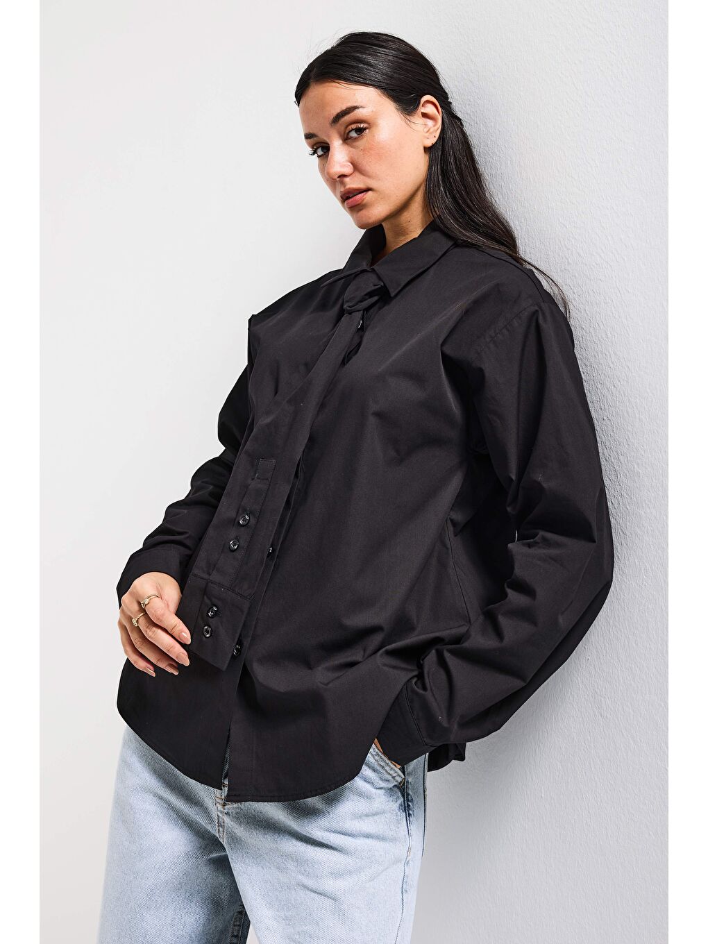 Kadın Siyah Oversize Kravat Detaylı Özel Tasarım Bol Kesim Gömlek-5