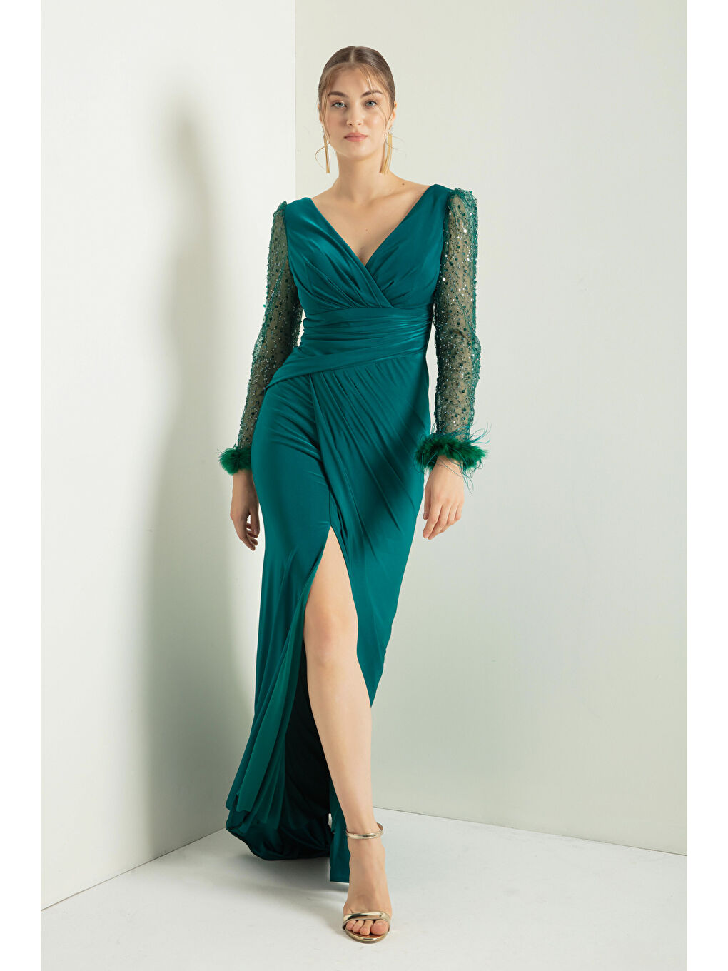 Kadın Zümrüt Yeşili V Yaka Kolları Taşlı Yırtmaçlı Uzun Abiye Elbise