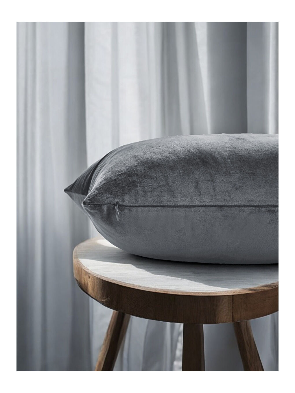 Malcolm Kadife Dokulu Koyu Gri Kırlent Kılıfı-45x45