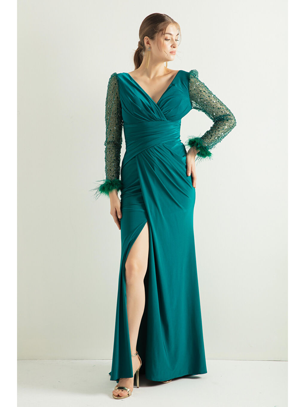 Kadın Zümrüt Yeşili V Yaka Kolları Taşlı Yırtmaçlı Uzun Abiye Elbise-1