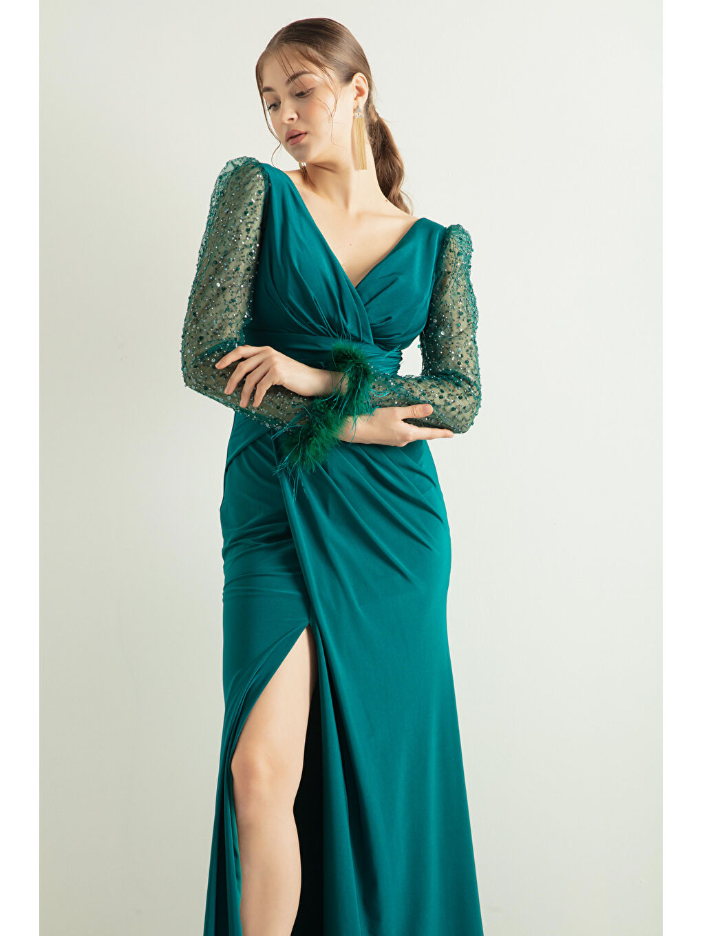 Kadın Zümrüt Yeşili V Yaka Kolları Taşlı Yırtmaçlı Uzun Abiye Elbise-2